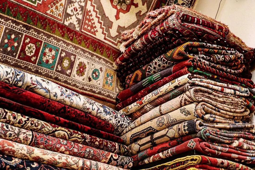 CARPETS & RUGS